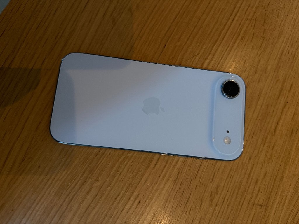 iPhone Air 256GB Sky Blue | als nieuw, 2 hoesjes, accu 96%, 256 GB, IPhone 17 Air, Blauw, Ophalen of Verzenden
