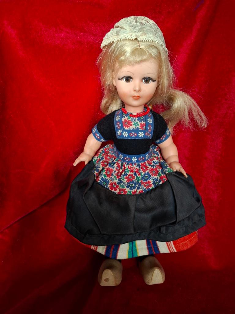 Vintage Dovina klederdrachtpop Volendam 30 cm (Slaapoogjes), Verzamelen, Poppen, Ophalen of Verzenden, Gebruikt, Pop