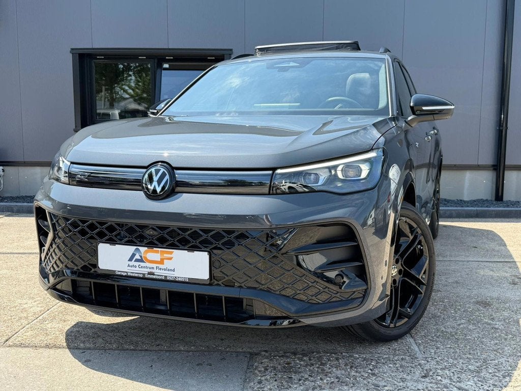 Volkswagen Tiguan 1.5 eHybrid R-Line / BLACKSTYLE / LEER / T, Auto's, Volkswagen, 1498 cc, Zwart, 4 cilinders, Hybride Elektrisch/Benzine