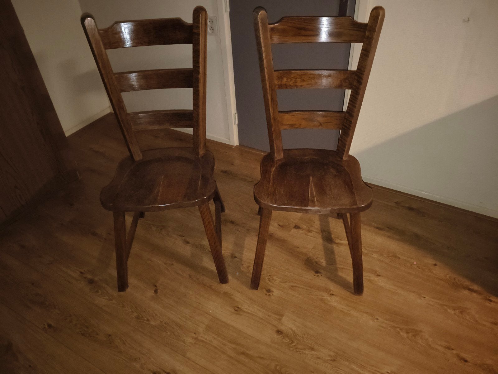 Set van 2 rustieke houten eetkamerstoelen, Antiek en Kunst, Ophalen