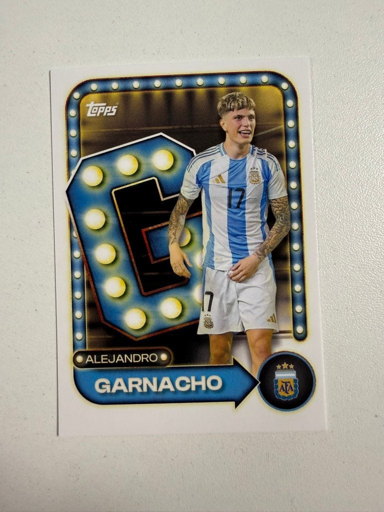 28 Alejandro Garnacho Collectors Tin Argentina 2025-26, Ophalen of Verzenden, Nieuw, Buitenlandse clubs, Poster, Plaatje of Sticker
