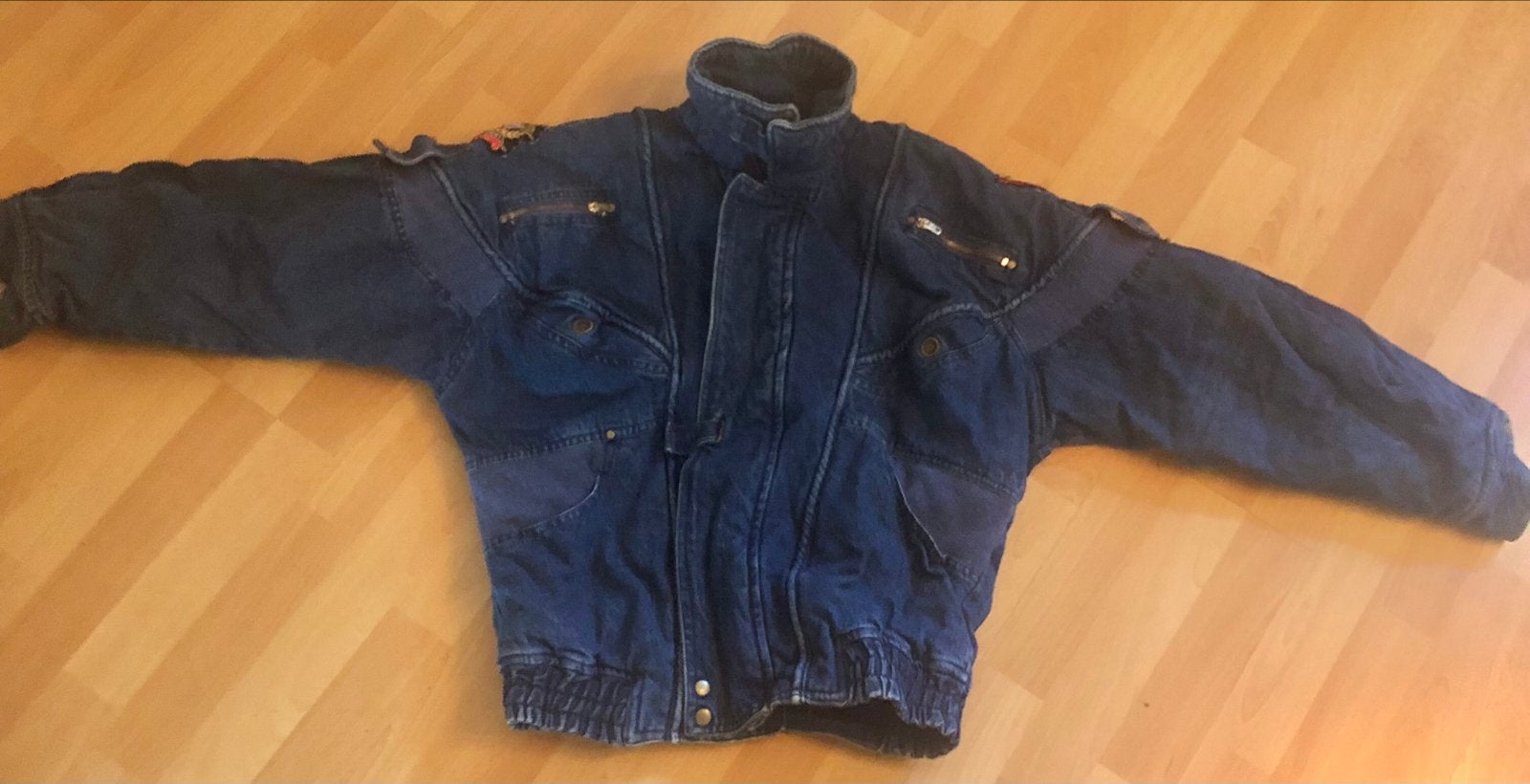 Vintage spijkerjas met patches - Maat M, Kleding | Heren, Jassen | Zomer, Ophalen of Verzenden, Gedragen, Maat 48/50 (M), Blauw