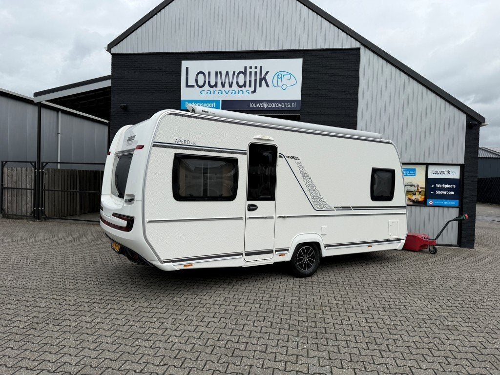 FENDT Apero 495 SFB ’25 (Fransbed, Airco, Luifel), Caravans en Kamperen, Rondzit, Vast bed, 7 tot 8 meter, Bedrijf