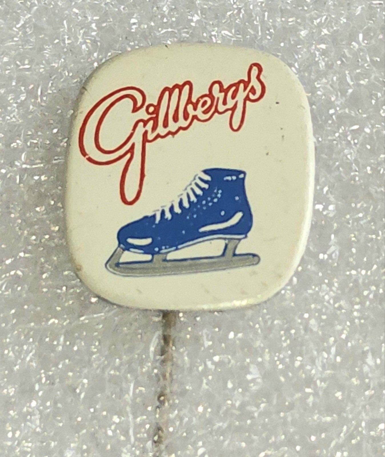 Vintage Speldje Gillbergs Schaatsen, Verzamelen, Ophalen of Verzenden, Gebruikt, Sport, Speldje of Pin