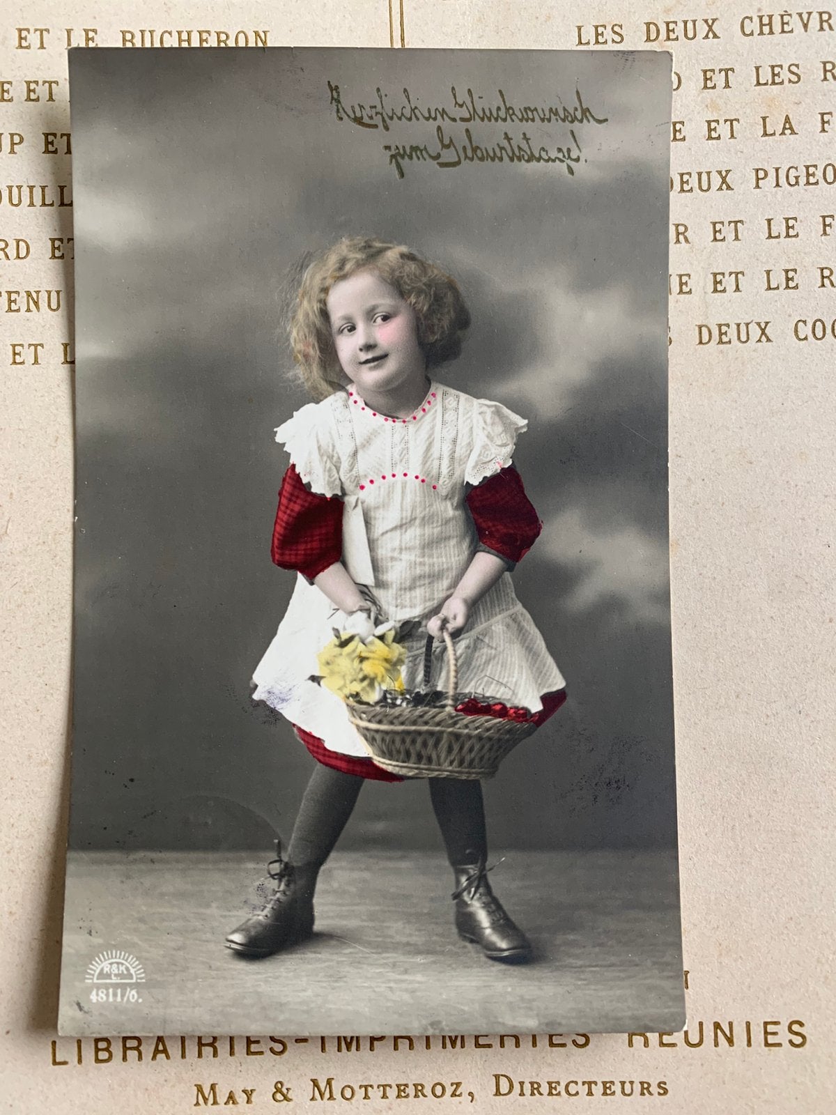 1913 Meisje met mandje narcissen en kersen (AA), Ophalen of Verzenden, Voor 1920, Gelopen, Kinderen