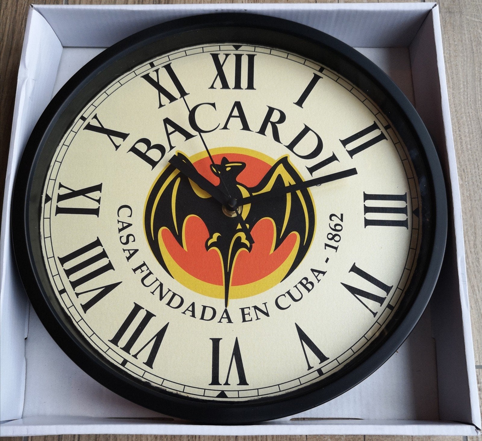 Wandklok BACARDI Ø30cm
Rond Ø30CM

Andere afmetingen en u, Ophalen of Verzenden, Nieuw, Gebruiksvoorwerp