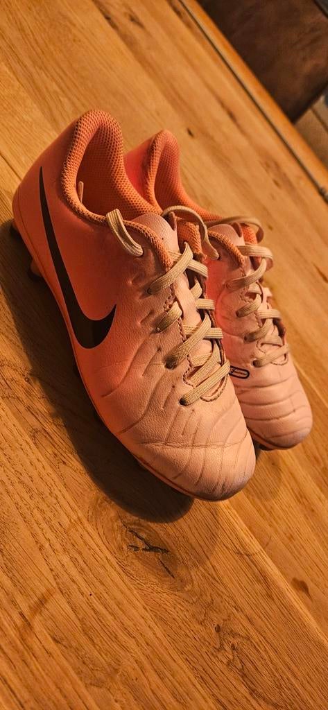 Roze Nike voetbalschoenen, Ophalen