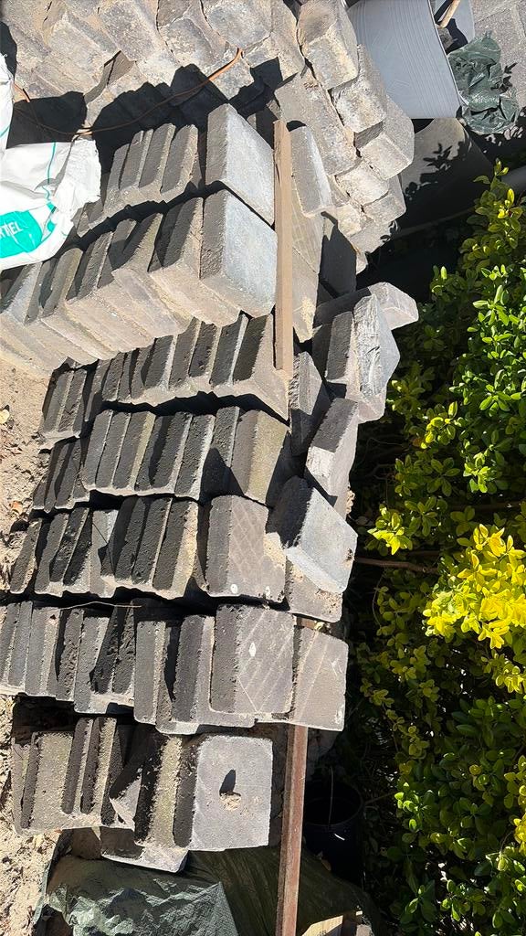 Gratis grijze stenen 20x20 cm 120 stuks ophalen in  Leiden, Steen of Klei, Ophalen of Verzenden, Zo goed als nieuw, Minder dan 5 m²