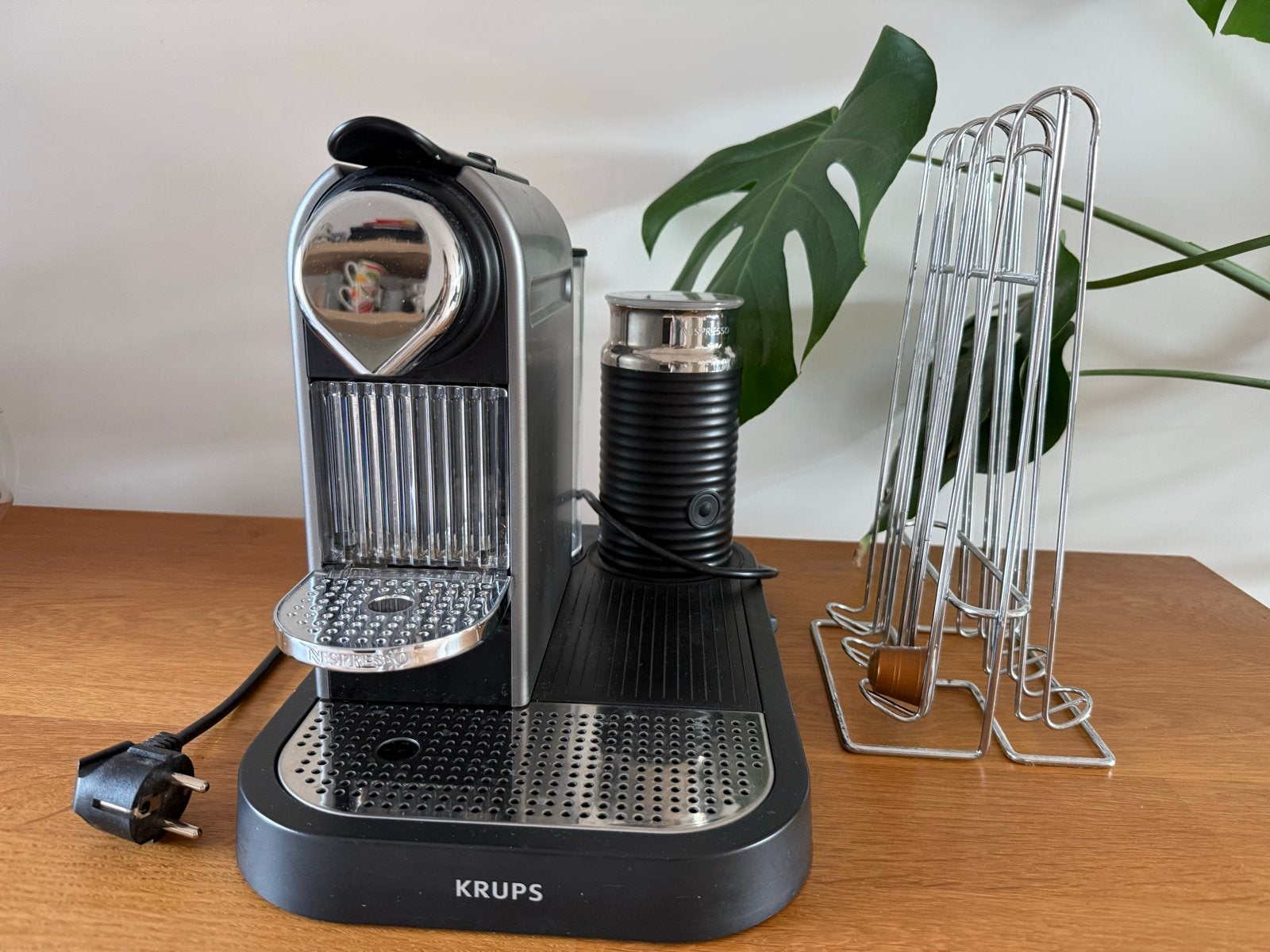 Nespresso Krups Inissia met capsulehouder