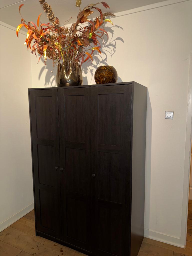 IKEA kledingkast 3-deurs bruin/zwart (zwartbruin) 176x117 cm, Huis en Inrichting, Kasten | Kledingkasten, Ophalen, Overige materialen