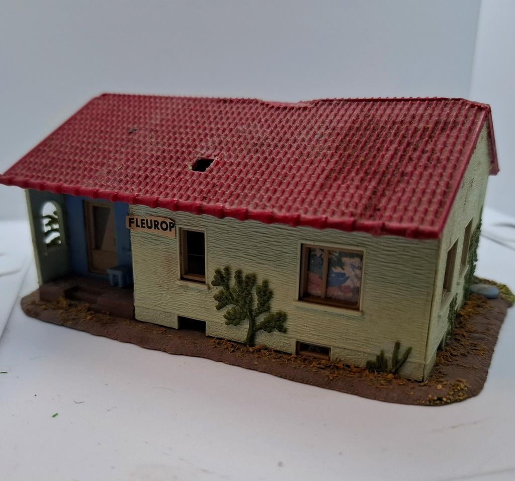 Huis met rode pannen en struiken tegen de gevel in ho, Hobby en Vrije tijd, Modeltreinen | H0, Gebruikt, Brug, Tunnel of Gebouw