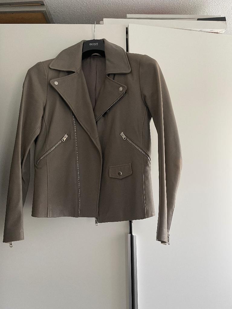 Grijs leren biker jasje, Kleding | Dames, Jasjes, Kostuums en Pakken, Ophalen of Verzenden, Zo goed als nieuw, Jasje, Maat 36 (S)