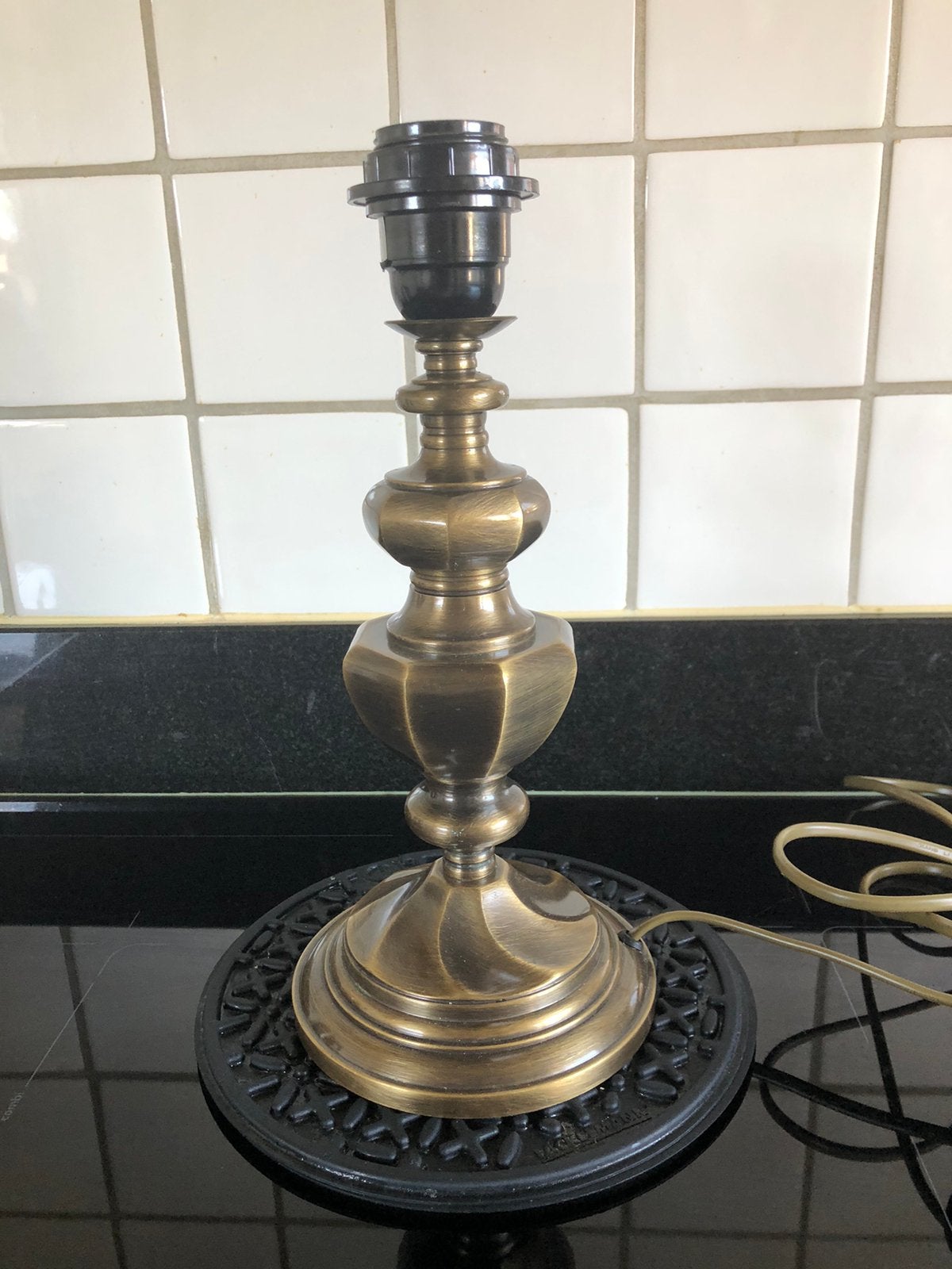 Mooie bronskleurige schemerlampvoet, Ophalen