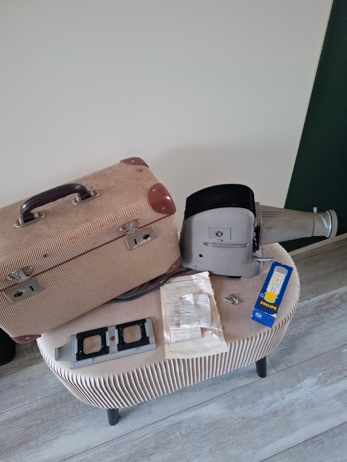 Vintage Super-Zett II Diaprojector met koffer, Audio, Tv en Foto, Diaprojectors, Ophalen of Verzenden, Gebruikt, Met scherm