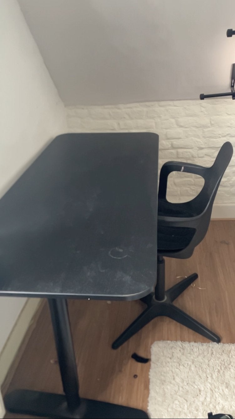 Ikea Zwart bureau 140x60cm met verstelbare poten, Gebruikt, Spaanplaat of MDF, In hoogte verstelbaar, Ophalen of Verzenden