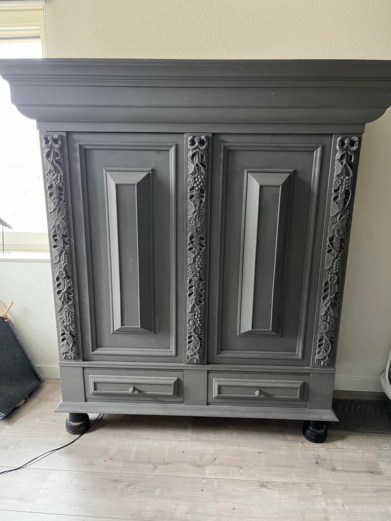 Grijze kast met houtsnijwerk 180x170 cm, Ophalen