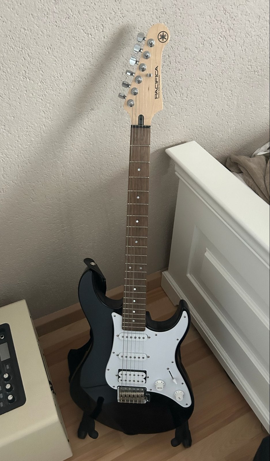 Yamaha Pacifica 112J elektrische gitaar met Mooer Hornet, Met versterker, Zo goed als nieuw, Solid body, Ophalen