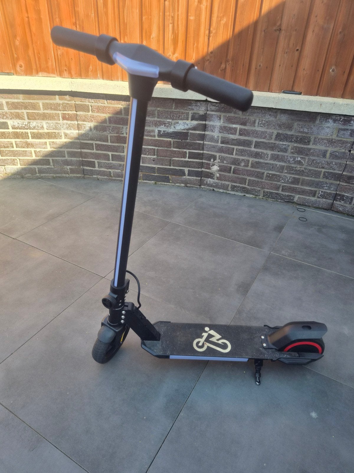 Elektrische kinderstep met oplader, Fietsen en Brommers, Ophalen of Verzenden, Gebruikt, Elektrische step (E-scooter), Onbekend