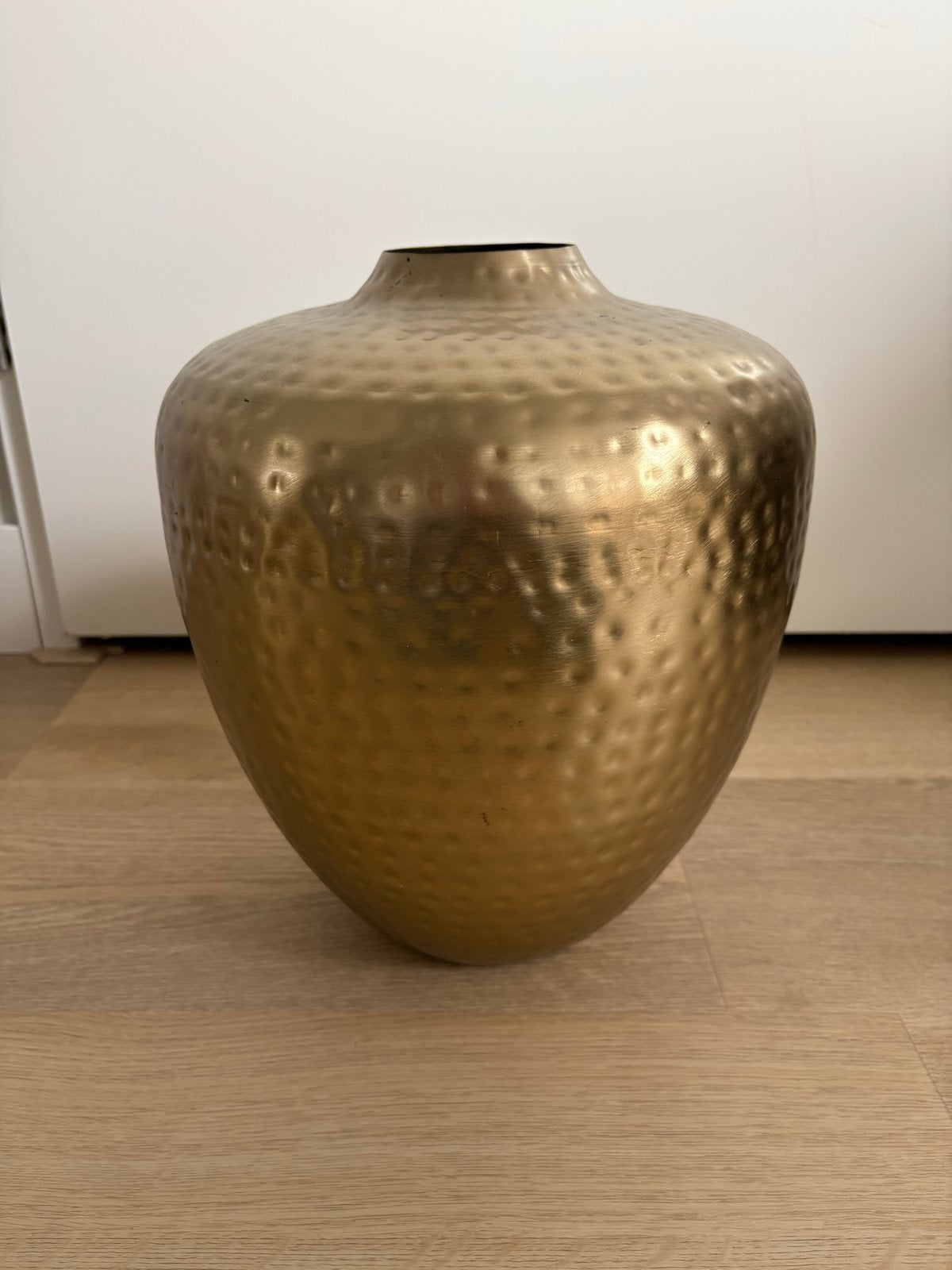Gouden vaas met gehamerde textuur, Ophalen, Zo goed als nieuw, Metaal, Geschikt voor droogbloemen