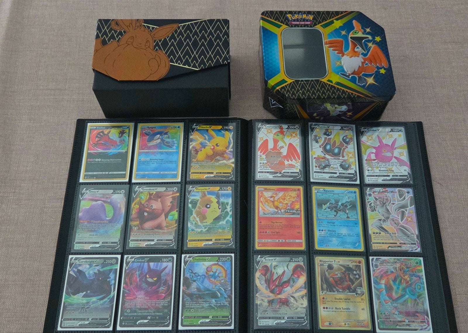 Pokémon Kaarten incl. Binder, ETB Box en tin., Ophalen of Verzenden, Zo goed als nieuw, Boek of Catalogus, Foil