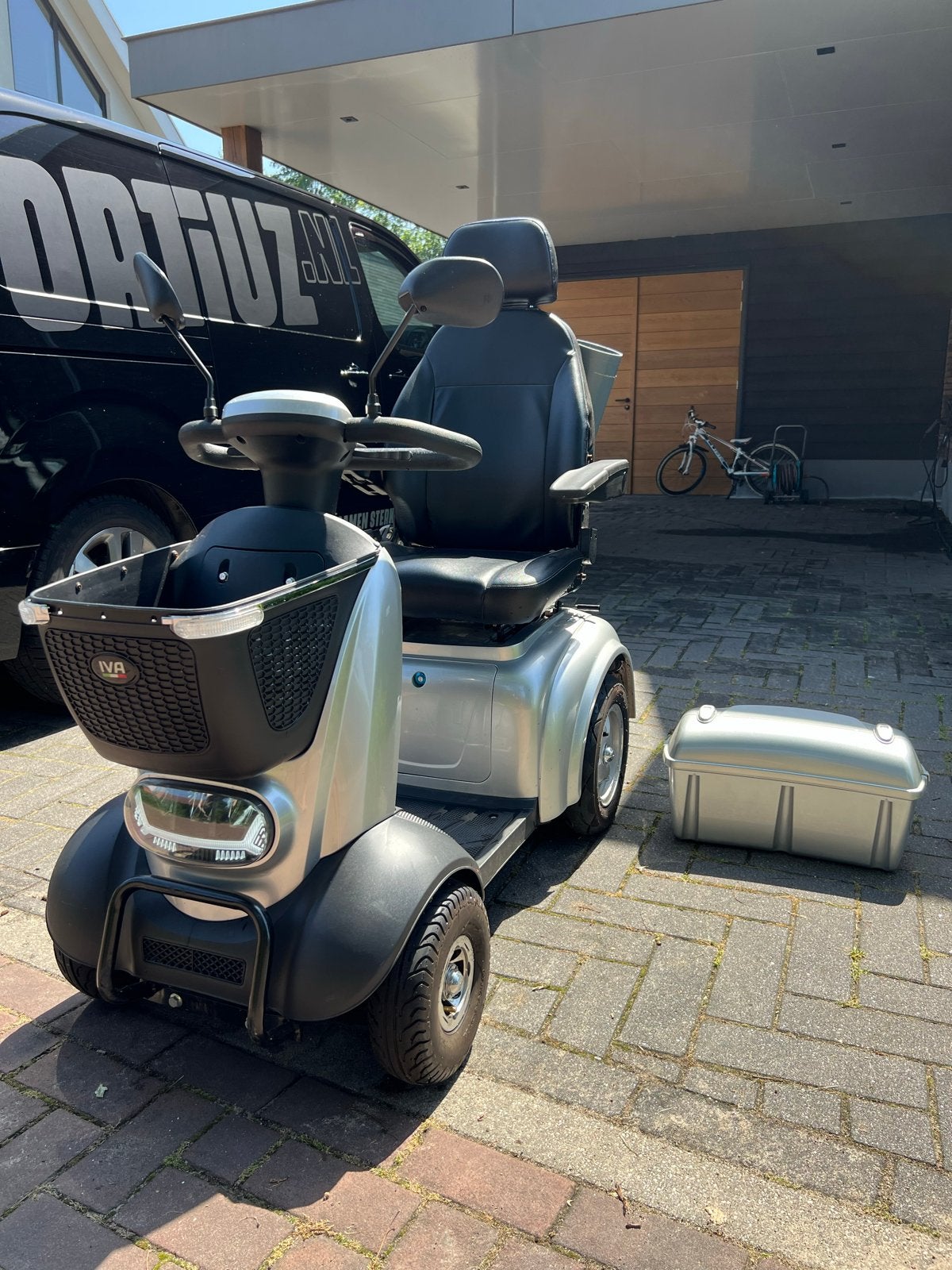 Zilverkleurige IVA Scootmobiel, Ophalen, Zo goed als nieuw, 36 t/m 45 km, 16 km/u of meer