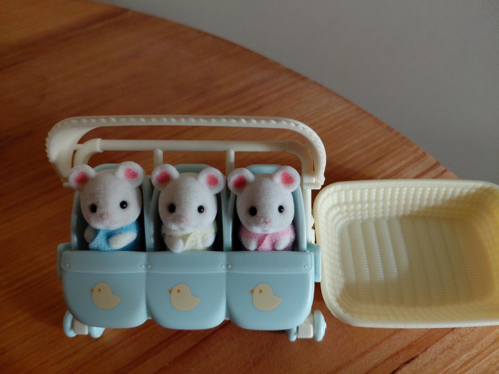 Sylvanian Families mini-muisjes/drieling wandelwagen, Ophalen of Verzenden, Zo goed als nieuw, Poppenhuis