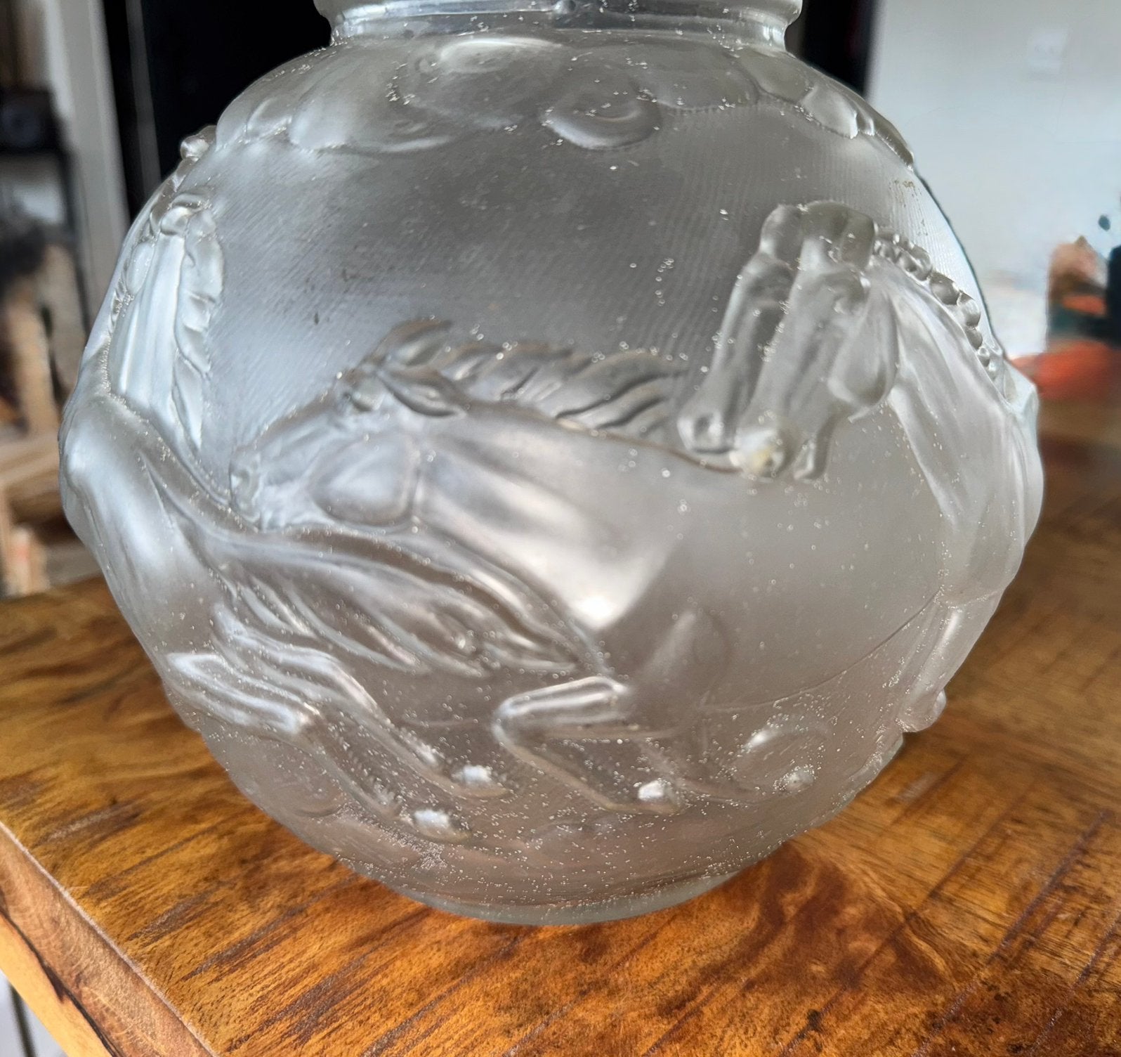 Prachtige Art Deco Satijnglas Bolvaas "Rennende Paarden, Antiek en Kunst, Ophalen of Verzenden