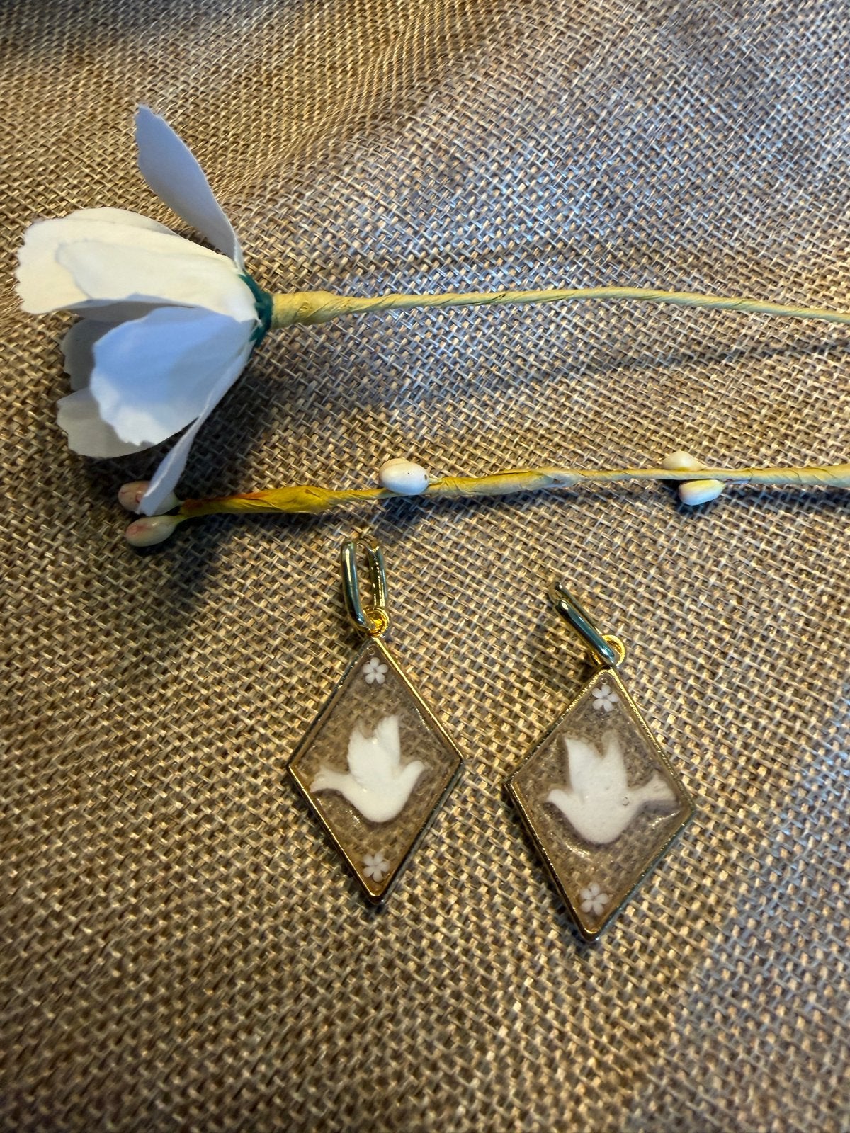 Oorbellen met wit duifje en glitters in gouden ruit en bloem, Overige materialen, Hangers, Wit, Nieuw