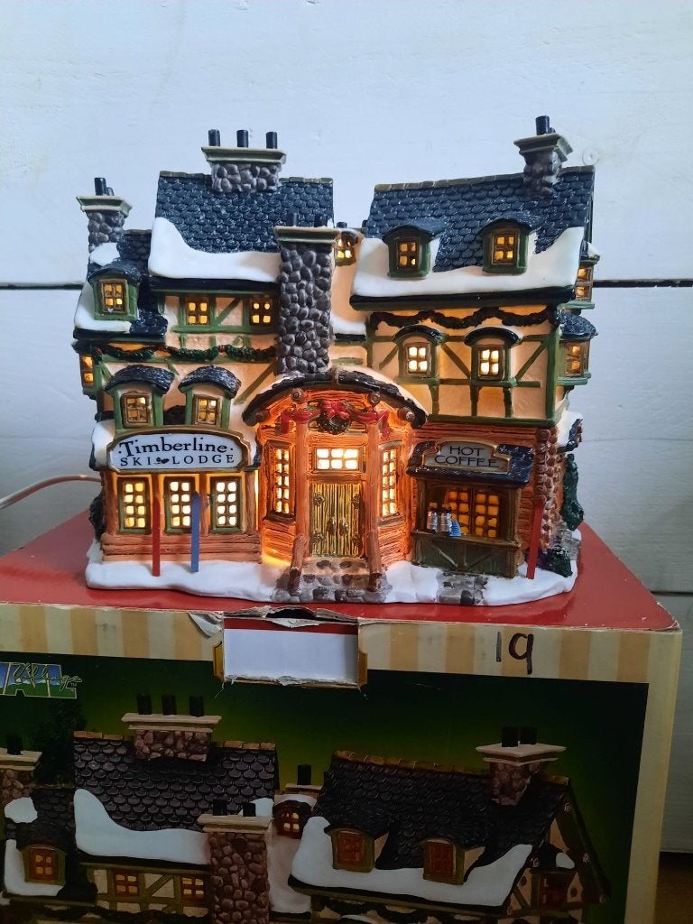 Lemax Timberline Ski Lodge (met verlichting – in orig. doos), Diversen, Ophalen of Verzenden, Gebruikt