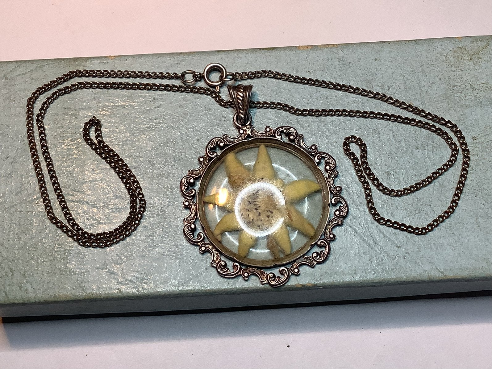 Oude bewerkte ketting hanger met edelweiss en ketting, Verzenden, Ketting