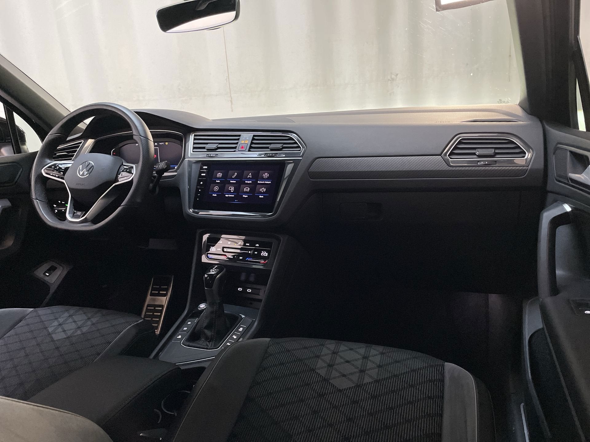 Volkswagen Tiguan 1.5 TSI DSG R-Line Business+ Camera Sfeerv, 1441 kg, 4 cilinders, Automatische klimaatregeling, Alcantara
