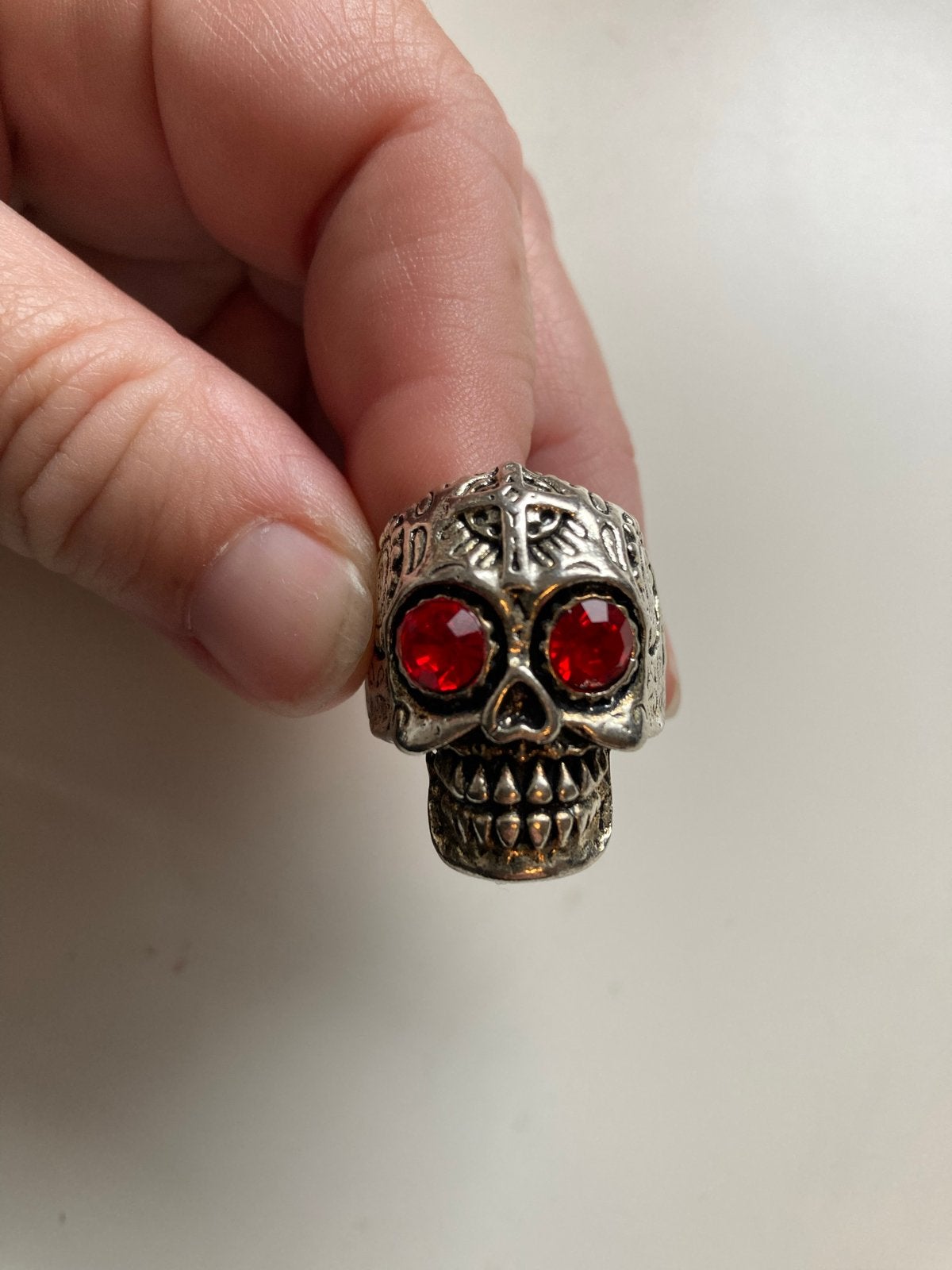 Stoere Doodshoofd Ring met Rode Ogen - Zilverkleurig, 18 tot 19, IJzer of Staal, Ophalen of Verzenden, Zo goed als nieuw