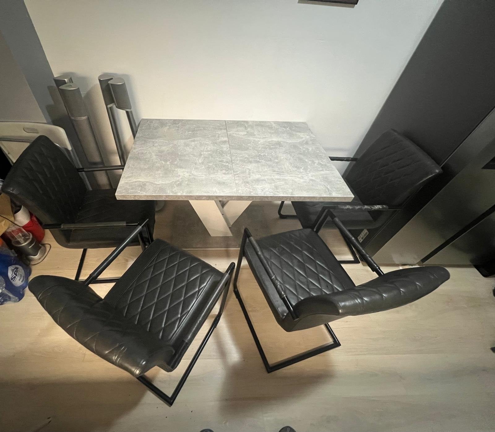 Moderne eettafel met grijs blad en witte V-poot, Ophalen, Overige materialen, Gebruikt, 100 tot 150 cm