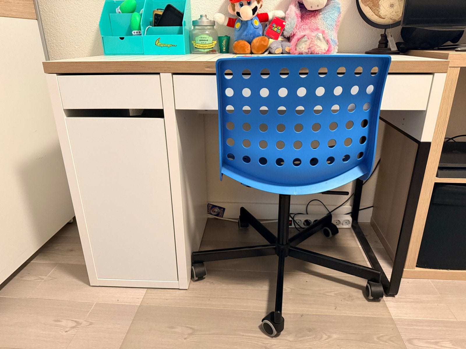 Bureau met ladeblok en blauwe bureaustoel, Ophalen, Gebruikt, Computerbureau, Wit