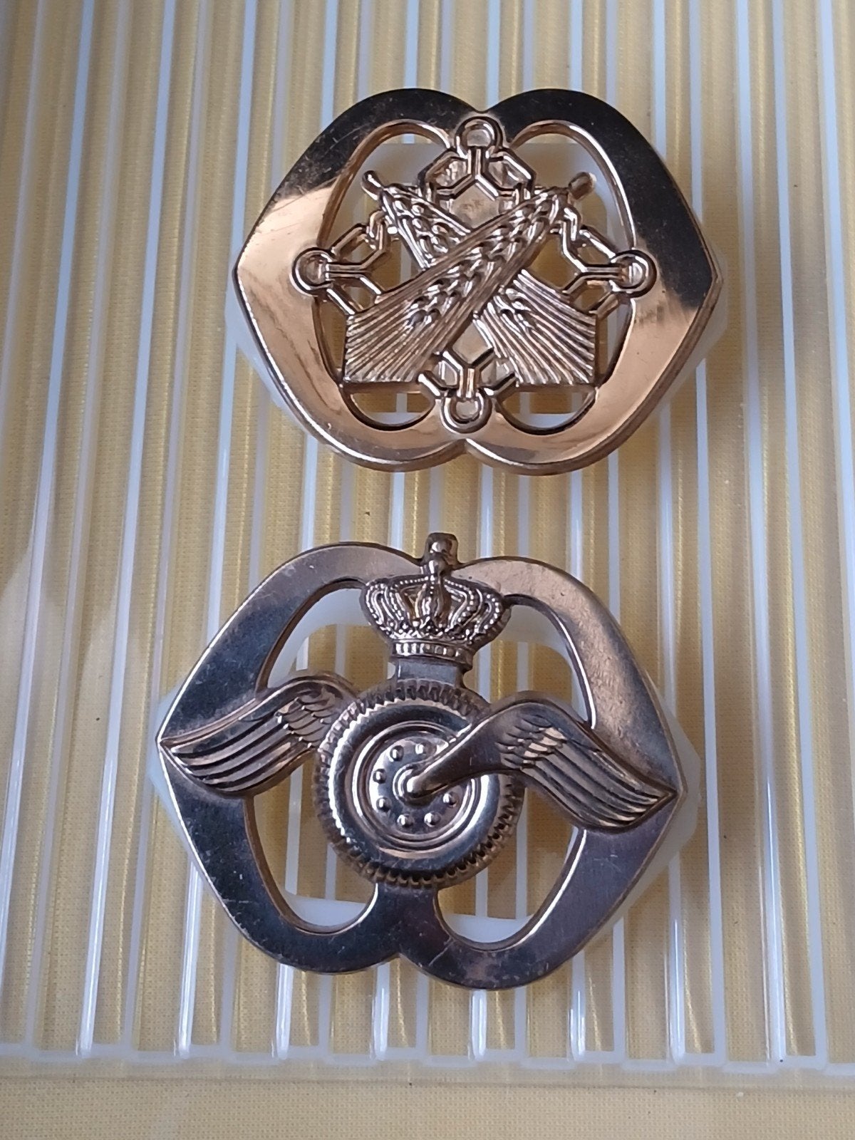 Alleen ophalen/baretemblemen Koninklijke Landmacht., Verzamelen, Militaria | Algemeen, Ophalen, Landmacht, Nederland, Embleem of Badge