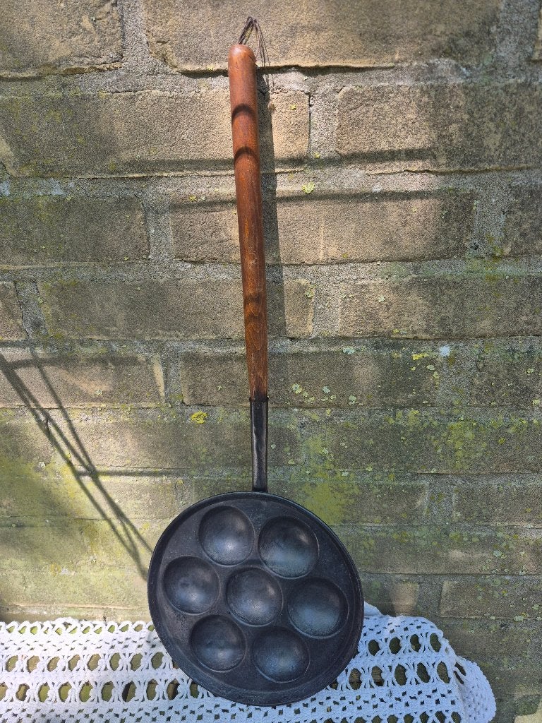 Decoratieve poffertjespan met houten steel, Ophalen of Verzenden, Landelijk, Metaal, Gebruikt