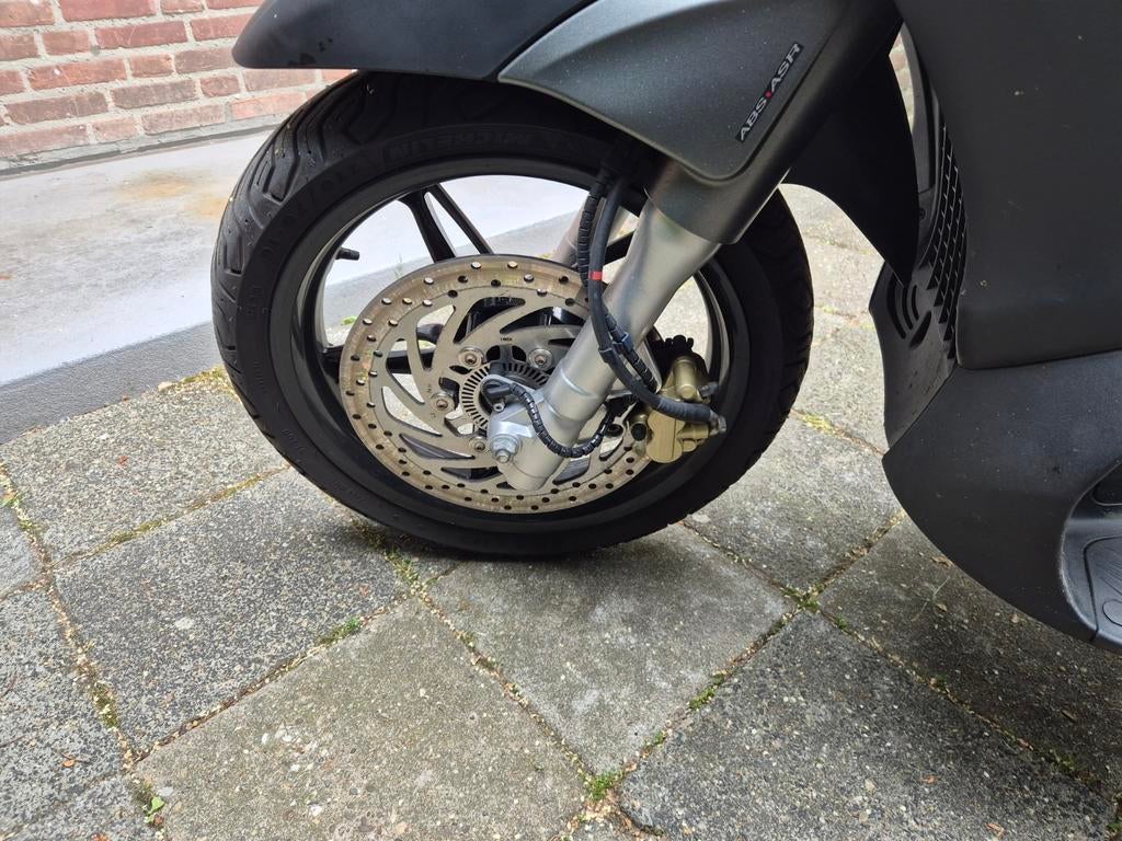 Piaggio Beverly 350cc met Akrapovic uit 2017, Ophalen, Piaggio, Zo goed als nieuw, 350 cc