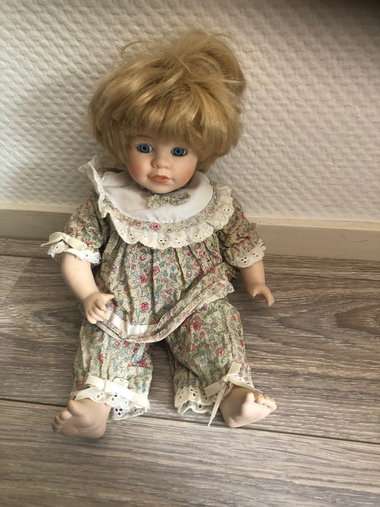 Porseleinen pop 'Alice-A' van The Promenade Collection, Verzamelen, Ophalen of Verzenden, Gebruikt, Pop