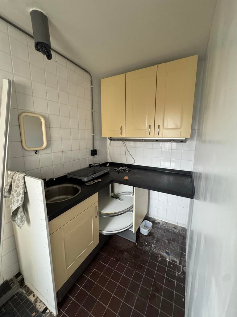 Compacte hoekkeuken met bovenkasten en spoelbak, Huizen en Kamers