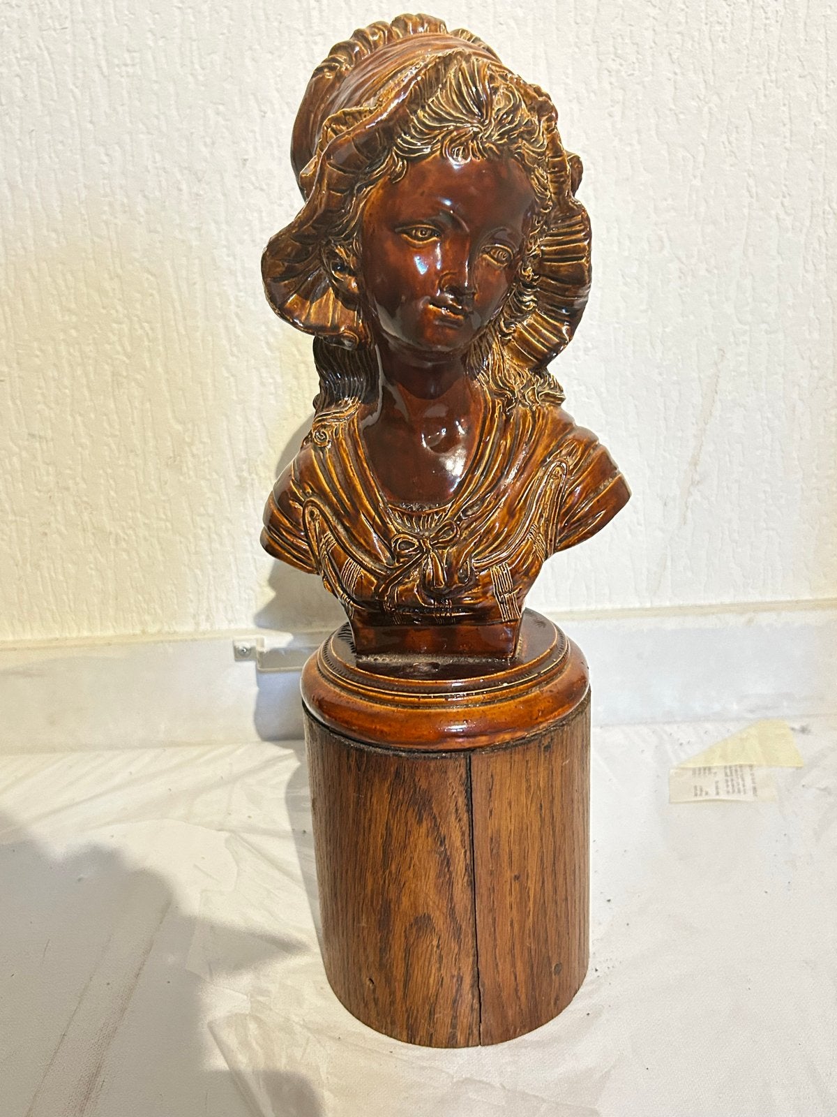Vintage Buste Vrouw met Hoed - Keramiek op Houten Sokkel, Geglazuurd, Buste, Ophalen of Verzenden, 20 - 50 cm