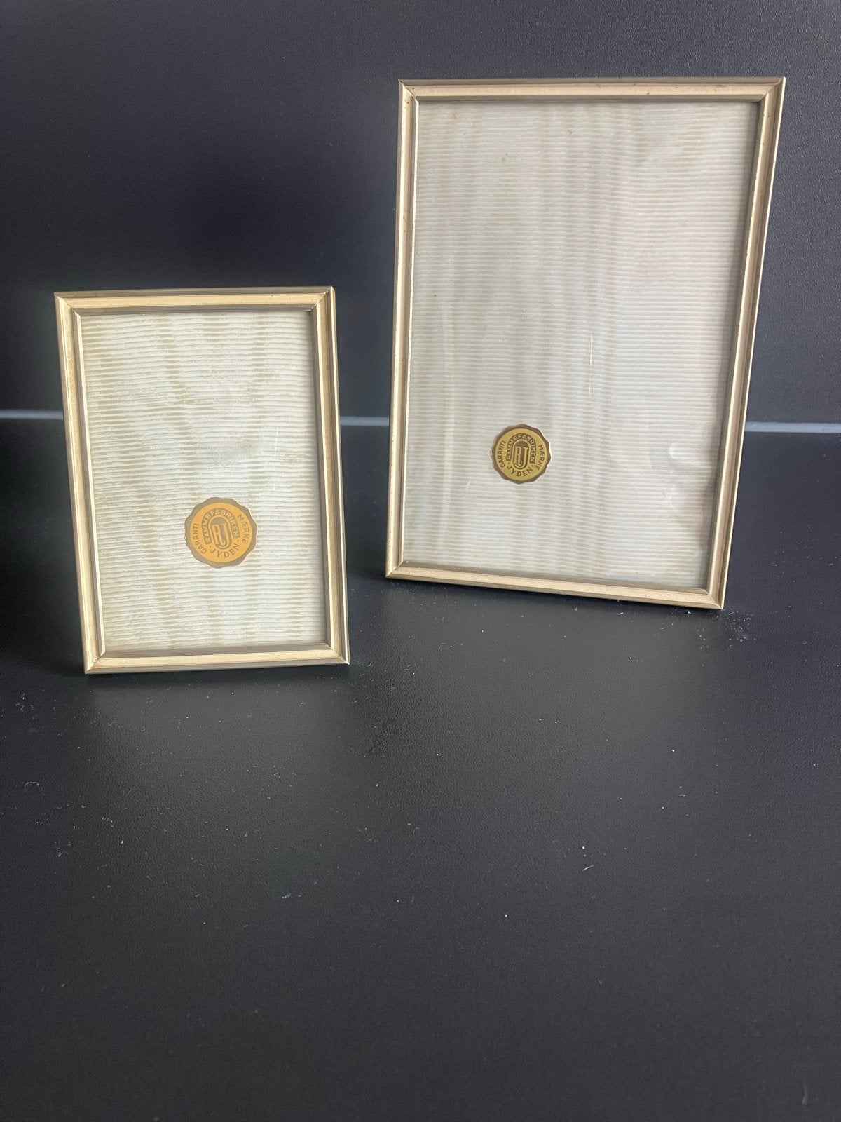Set van 2 vintage lijstjes met bollend glas, Gebruikt, Ophalen of Verzenden, Fotolijst, Met glas