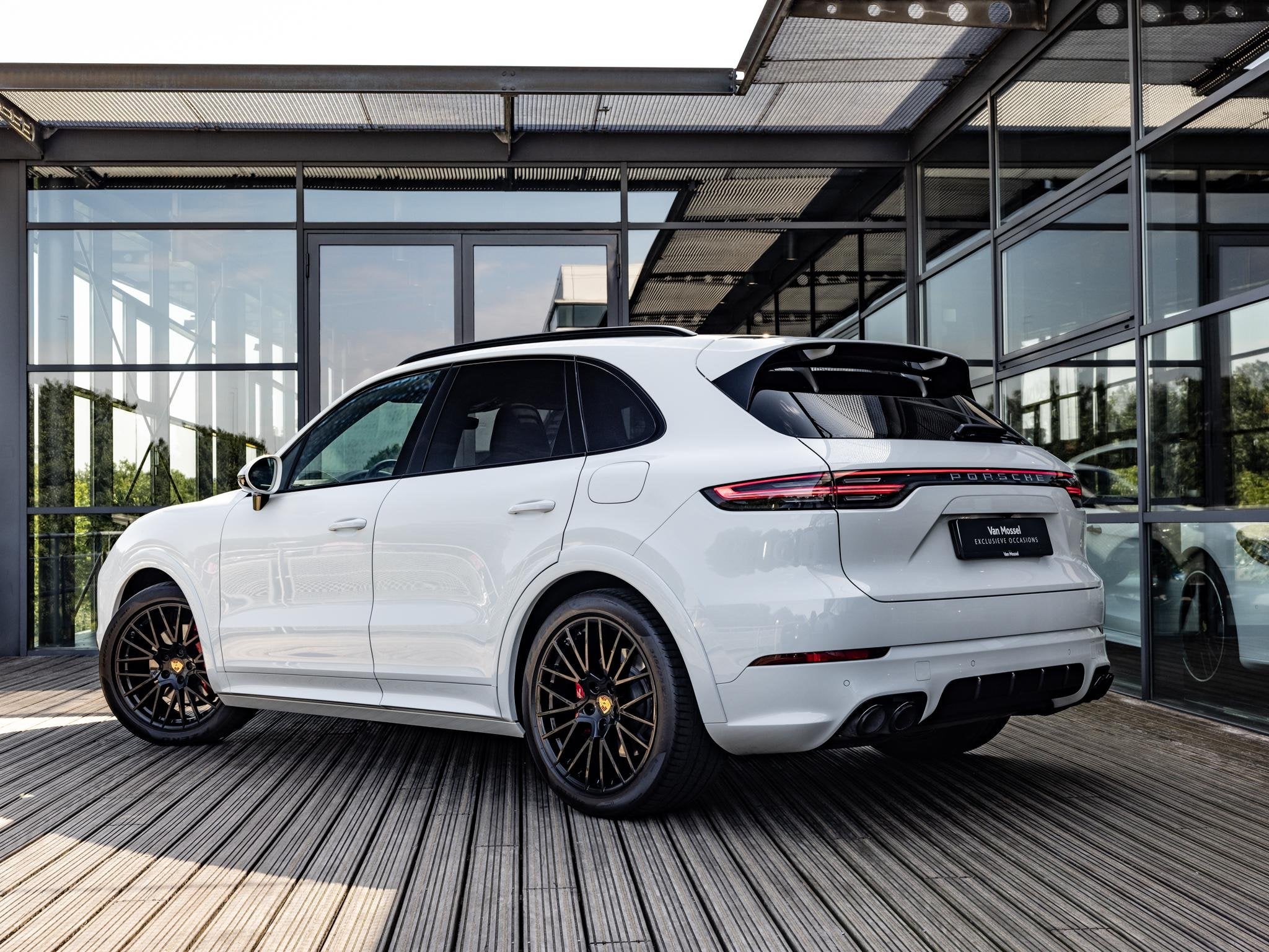 Porsche Cayenne 3.0 E-Hybrid Platinum Edition | SPORTDESIGN, 14 kWh, 2995 cc, Wit, Bedrijf