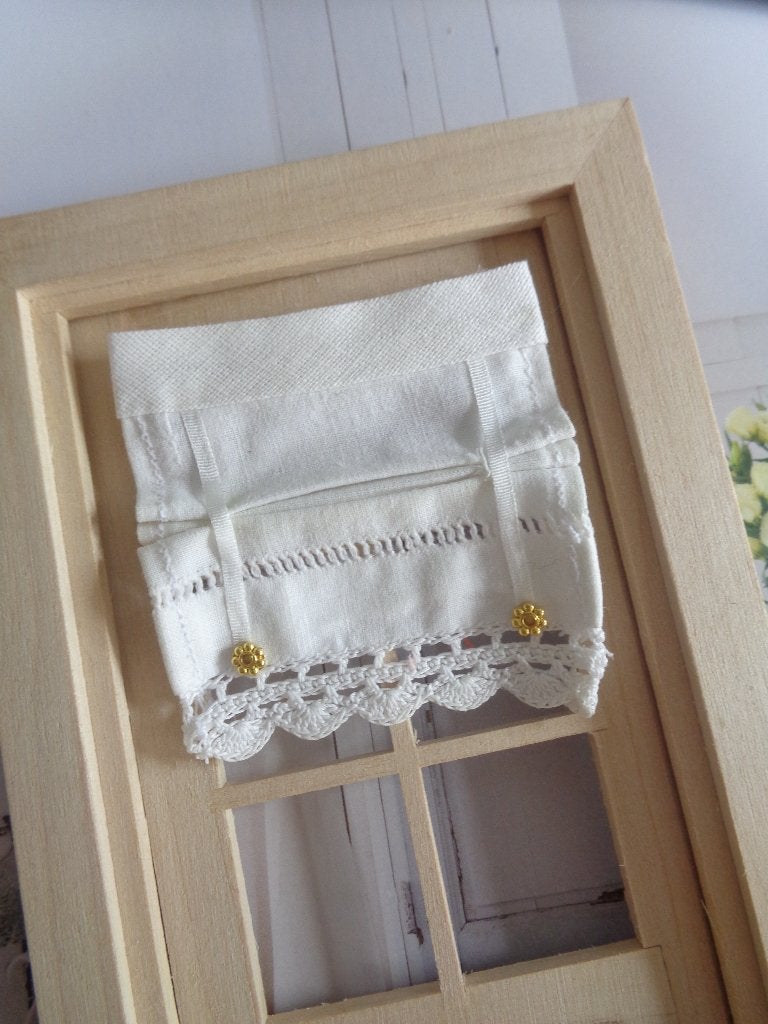 Wit optrek gordijntje …..Poppenhuis 1:12… (nr R35), Ophalen of Verzenden, Nieuw, Poppenhuis