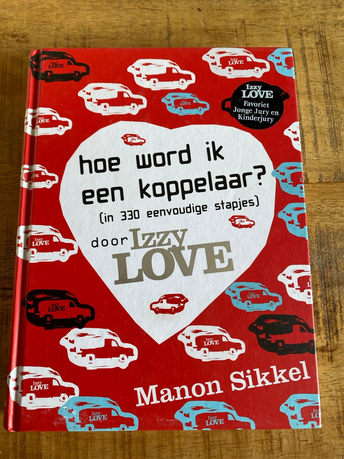 Hoe word ik een koppelaar? - Izzy Love (Manon Sikkel), Boeken, Ophalen of Verzenden, Zo goed als nieuw, Fictie