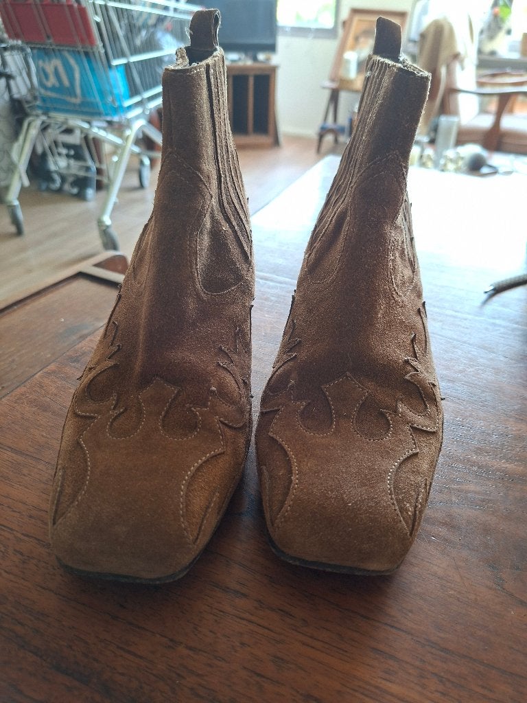 Bruine suède enkellaarzen met gouden hak 38, Kleding | Dames, Schoenen, Bruin, Lage of Enkellaarzen, Ophalen of Verzenden, Gedragen