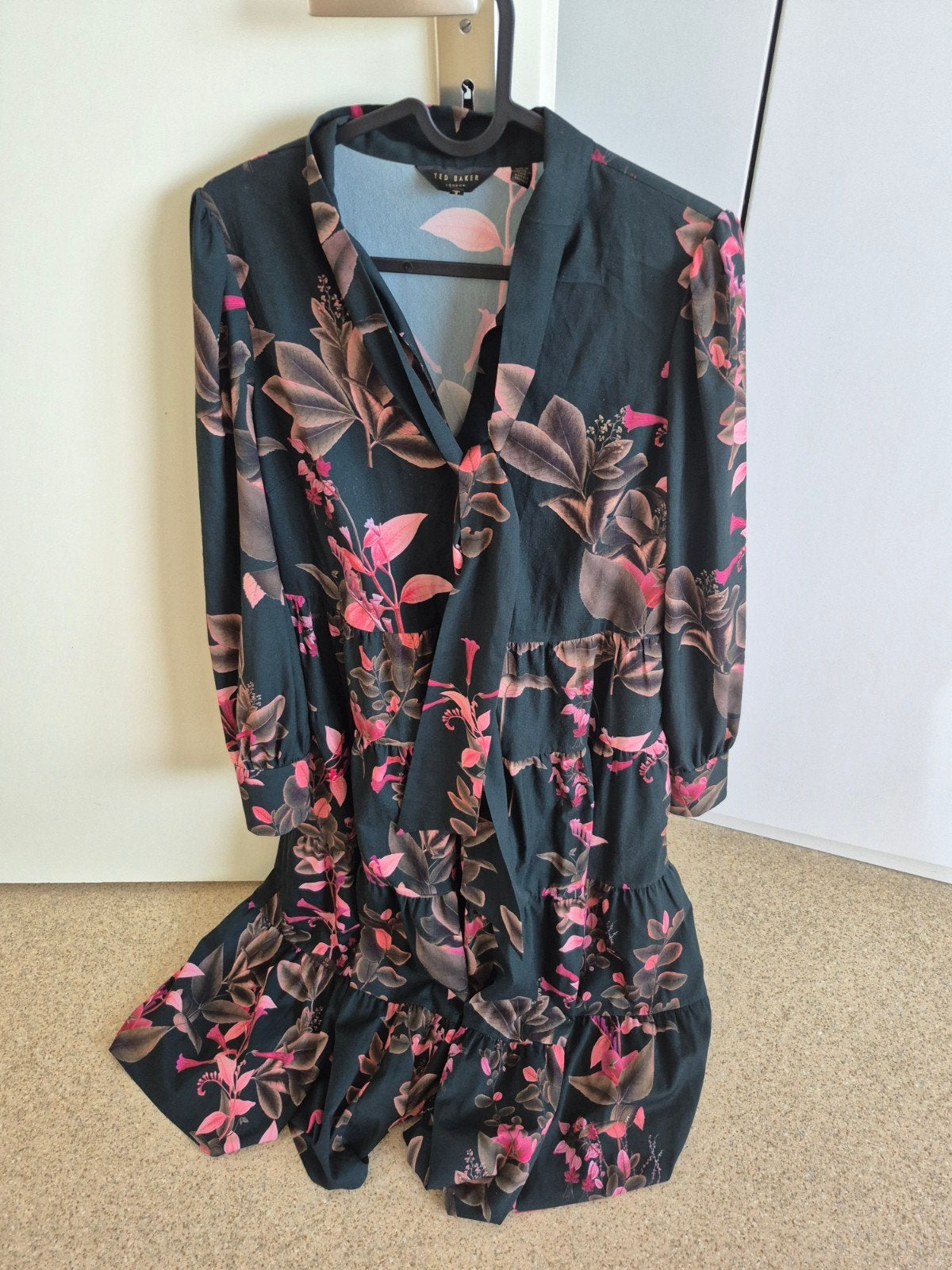 Ted Baker jurk met bloemenprint, Maat 38/40 (M), Zwart, Ophalen of Verzenden, Zo goed als nieuw