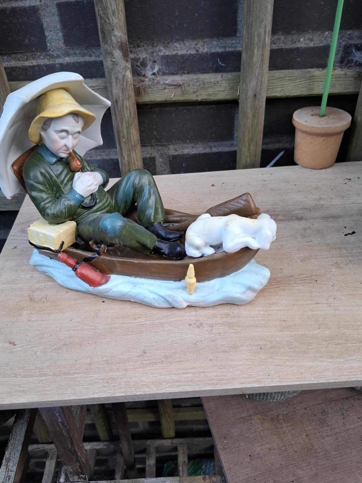 Decoratief beeldje: Visser met hondje in boot, Verzamelen, Ophalen of Verzenden, Gebruikt, Mens
