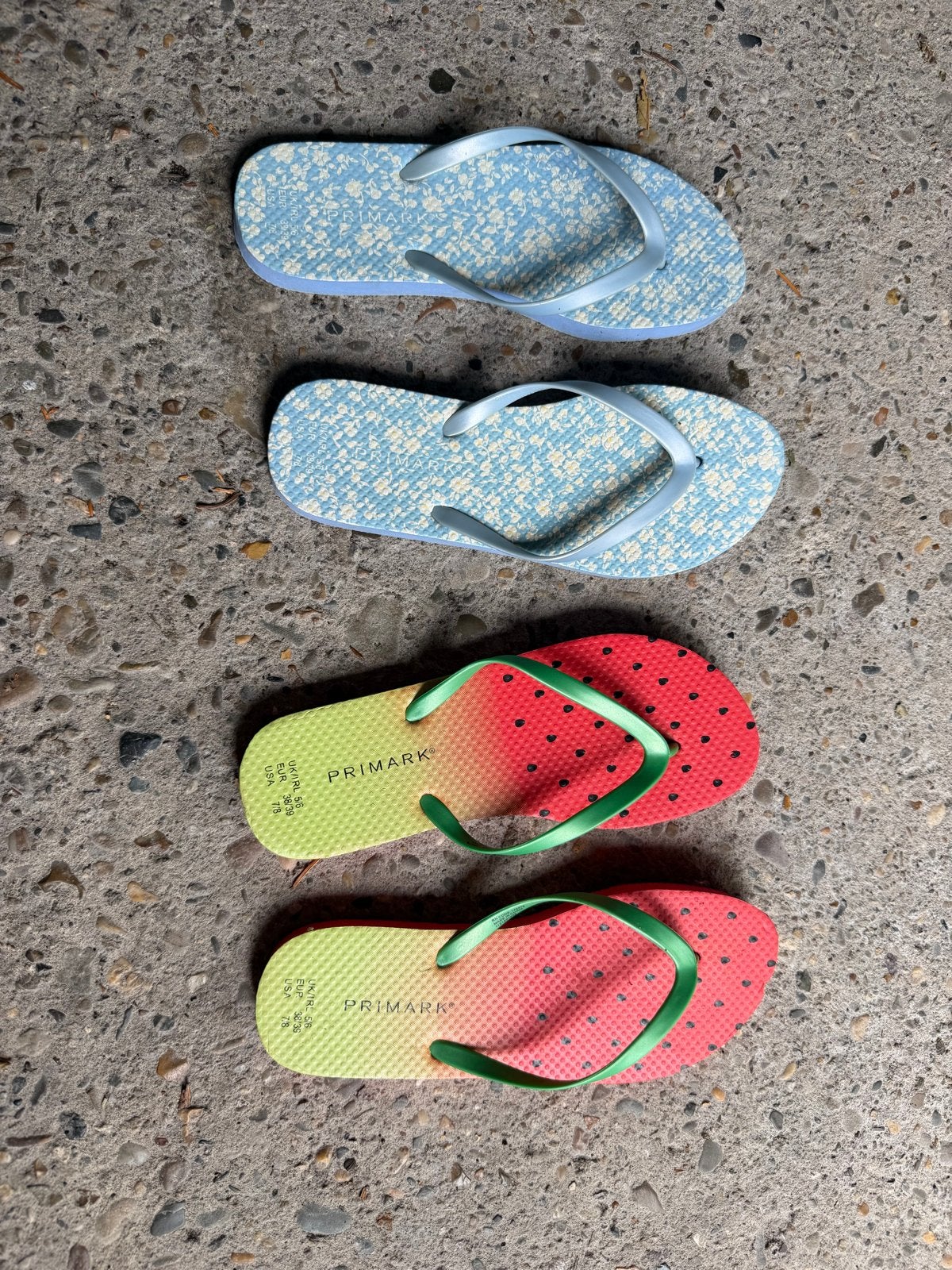 Primark slippers maat 38/39 - 2 paar voor € 3,00, Kleding | Dames, Schoenen, Gedragen, Slippers, Blauw, Ophalen of Verzenden
