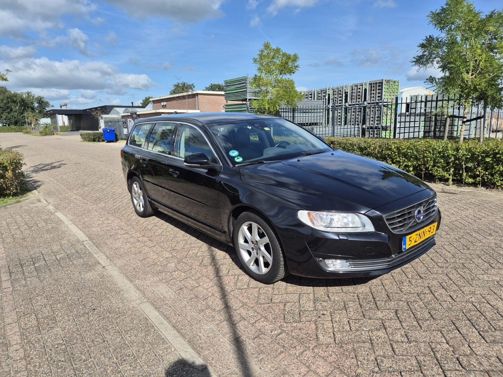Volvo V70 D4 133KW 2015 Zwart rijd super koopje, Voorwielaandrijving, Euro 5, 1800 kg, Zwart