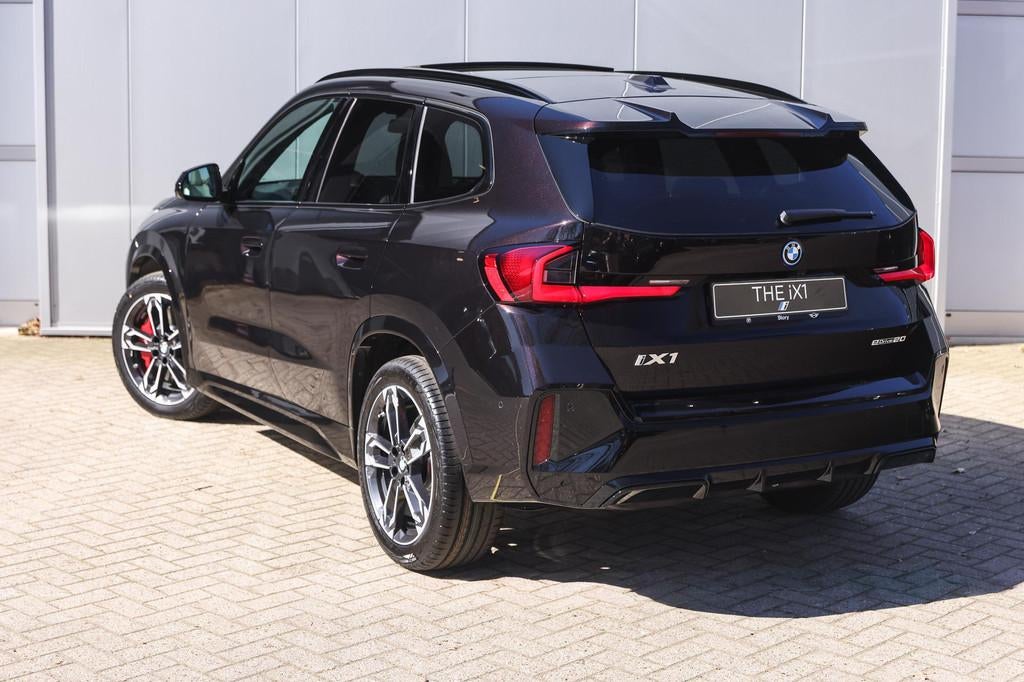 BMW iX1 eDrive20 M Sport / Panoramadak / Trekhaak / Sportsto, Huisgarantie, Zwart, Leder, Nieuw